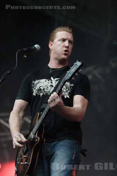 QUEENS OF THE STONE AGE - 2005-08-25 - SAINT CLOUD - Domaine National - Grande Scene - Joshua Michael Homme III